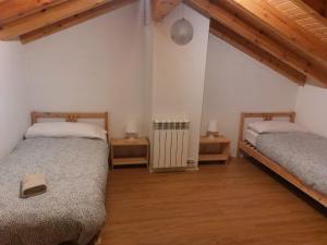 比利亞努亞的住宿－Pico Argualas，配有木天花板的客房设有两张床。