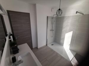 Kúpeľňa v ubytovaní Cala Rossa, Pinarello, Saint Cyprien - La Villa D'Alice