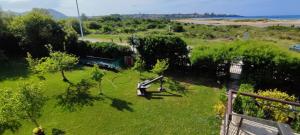 an aerial view of a yard with a person playing with a ball at Apartamento Tomela in Noja