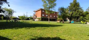 a building with a picnic table in a park at Apartamento Tomela in Noja