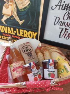 um cesto cheio de comida, bebidas e pão em La Belle Vue Gîte Champenois B&B em Bergères-lès-Vertus