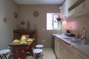 Kuchyň nebo kuchyňský kout v ubytování Ilias Apartments
