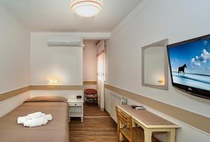 TV a/nebo společenská místnost v ubytování Hotel Ambra