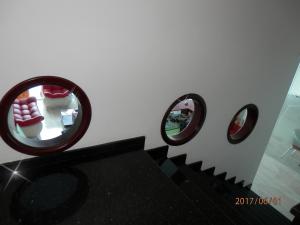 Habitación con 2 espejos en la pared y una escalera. en HOTEL 80 REAL, en Tenjo