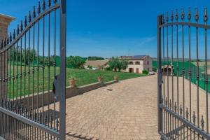 Ein Zaun, auf dem ein Vogel steht. in der Unterkunft Italian Experience-Villa Clair in Fermo
