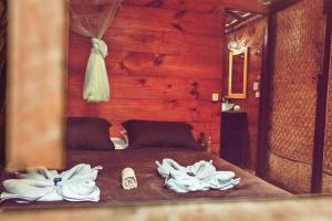 a bedroom with a bed with towels on it at Raiz Kite Cabana in Jericoacoara