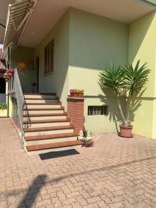 un edificio con escaleras y plantas delante de él en Sole, en Gattinara