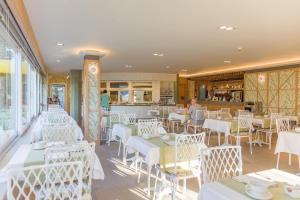 A restaurant or other place to eat at Hotel Spa Bosque mar