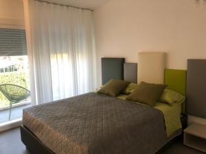 a bedroom with a bed and a large window at Maribeach in Cavallino-Treporti
