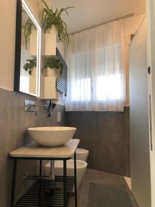 uma casa de banho com um lavatório e um WC em Maribeach em Cavallino-Treporti