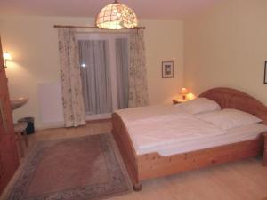 - une chambre avec un lit et une fenêtre dans l'établissement Haus-Halligblick-Ferienwohnung-Pellworm, à Dagebüll