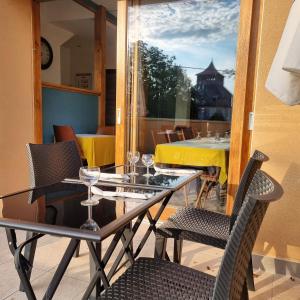 een restaurant met tafels en stoelen en een raam bij Le Terminus in LʼArbresle