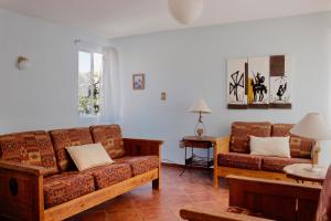 uma sala de estar com dois sofás e uma mesa em Colorful family condo with terrace and free parking em Guanajuato