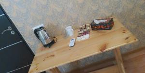 una mesa de madera con una cafetera encima en LiViTi, en Areni