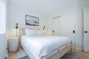 Uma cama ou camas num quarto em Powderview 24 by Outpost Whistler