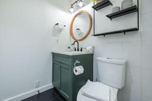 Uma casa de banho em Powderview 24 by Outpost Whistler
