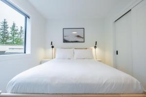 Uma cama ou camas num quarto em Powderview 24 by Outpost Whistler