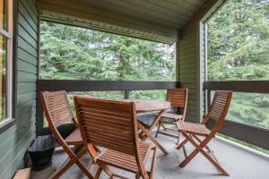 Uma varanda ou terraço em Powderview 24 by Outpost Whistler