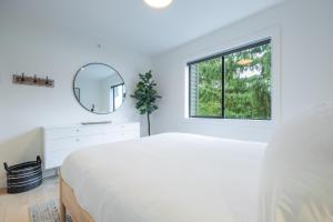 Uma cama ou camas num quarto em Powderview 24 by Outpost Whistler