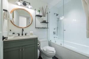 Uma casa de banho em Powderview 24 by Outpost Whistler