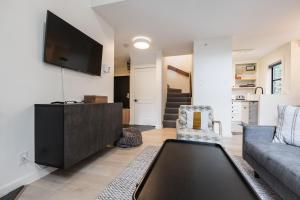 A cozinha ou kitchenette de Powderview 24 by Outpost Whistler