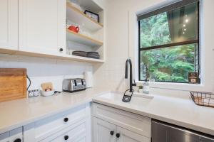 A cozinha ou kitchenette de Powderview 24 by Outpost Whistler