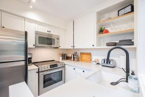 A cozinha ou kitchenette de Powderview 24 by Outpost Whistler