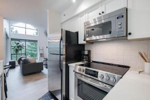 A cozinha ou kitchenette de Powderview 24 by Outpost Whistler