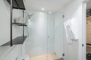 Uma casa de banho em Powderview 24 by Outpost Whistler