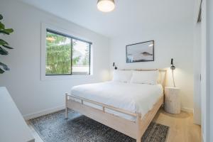 Uma cama ou camas num quarto em Powderview 24 by Outpost Whistler