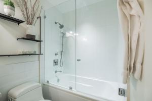 Uma casa de banho em Powderview 24 by Outpost Whistler