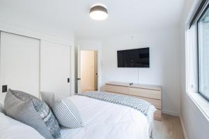 Uma cama ou camas num quarto em Powderview 24 by Outpost Whistler