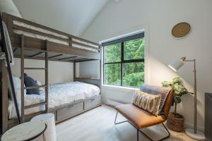 um quarto com um beliche e uma cadeira em Powderview 24 by Outpost Whistler em Whistler