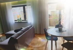 Oberhausen的住宿－Maison Mellie，客厅配有沙发和桌子