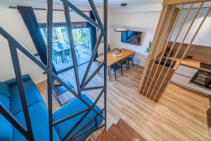 Telewizja i/lub zestaw kina domowego w obiekcie PINNA RESIDENCE - Supin