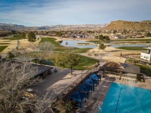 una vista aérea de un complejo con piscina en Resort Villa 4 - LUXURY VILLA, POOL VIEW, GAMES GALORE, TOP LEVEL! YEAR ROUND HEATED POOL & HOT TUB! en St. George