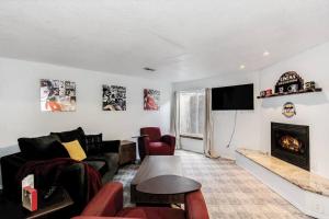ein Wohnzimmer mit Couch und Kamin in der Unterkunft WOW! Spacious Retreat & amazing yard 2400+4bd/3bth in Wichita