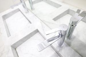 Ванна кімната в Kamin und Fußbodenheizung, Luxrem Apartments best in Homeoffice
