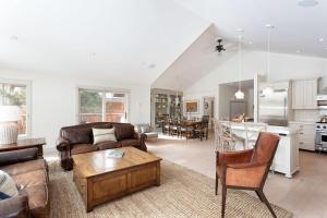 uma sala de estar com um sofá e uma mesa em 8166 Nicklaus North em Whistler