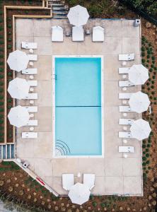 una vista aérea de una piscina con sombrillas blancas en EHP Resort & Marina en East Hampton