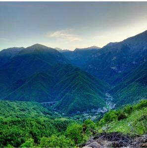 - une vue sur une vallée montagneuse avec un pont dans l'établissement casa indipendente con camino tra leonessa e amatrice, à Favischio