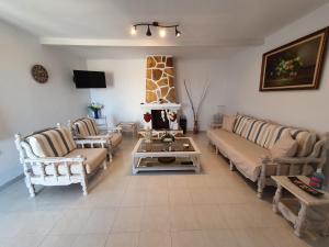 sala de estar con sofás y mesa en Maria's Anatolia Villa, en Karpathos