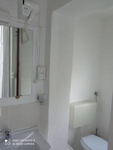 コモにあるcasa del sole Ossuccioの白いバスルーム(トイレ、鏡付)