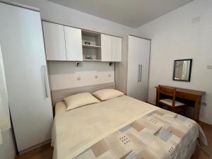 Postel nebo postele na pokoji v ubytování Apartments Villa Emilija