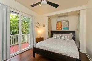מיטה או מיטות בחדר ב-Waimea Bay Shoreline House