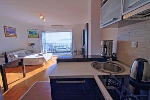 Kuchyňa alebo kuchynka v ubytovaní Studio Apartman LUKA + 22 fotografií