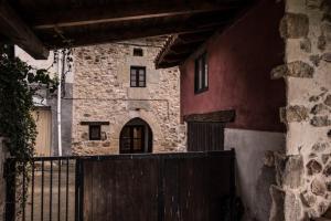 wejście do kamiennego budynku z drewnianą bramą w obiekcie Vivienda turística La Magdalena w mieście Vallejuelo