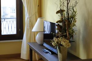 Televízia a/alebo spoločenská miestnosť v ubytovaní Piazza Azuni 18 Guest House