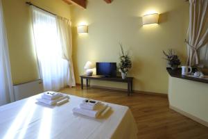 Televízia a/alebo spoločenská miestnosť v ubytovaní Piazza Azuni 18 Guest House