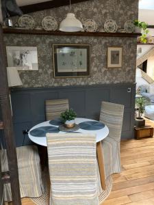 comedor con mesa y sillas en Ballybur Lodge Mews 2 en Kilkenny